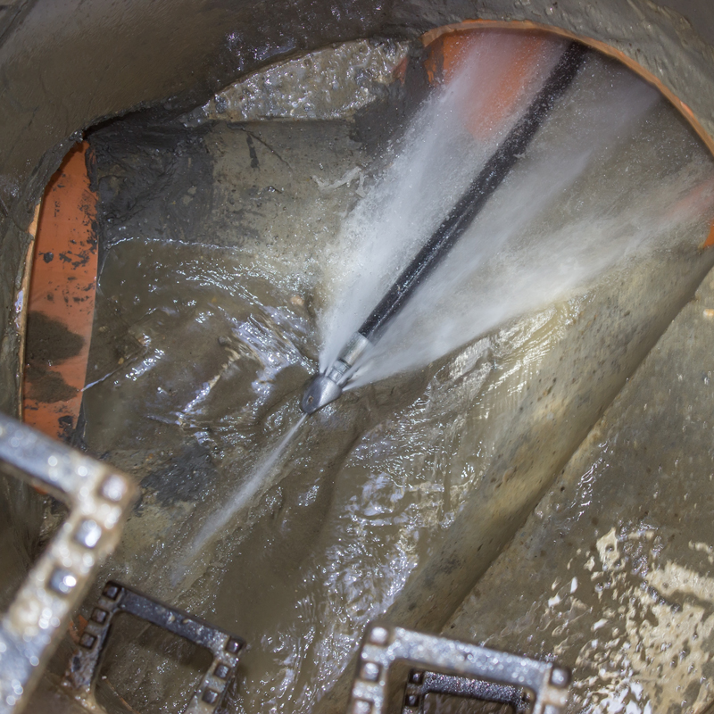hydro jet spraying a pipe